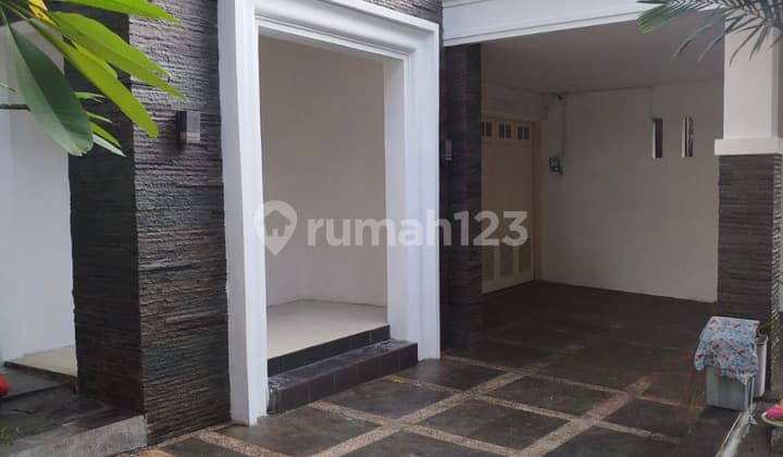Rumah 2 Lantai Ada Kolam Renang Siap Huni di Cempaka Putih Jakarta Pusat
