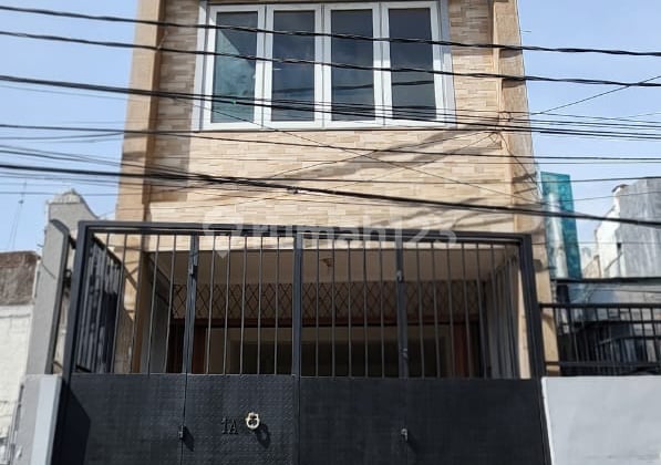 Rumah Nyaman 3 Lantai Akses Mudah Dekat Fasilitas Umum di Kesederhanan Raya Jakarta Barat