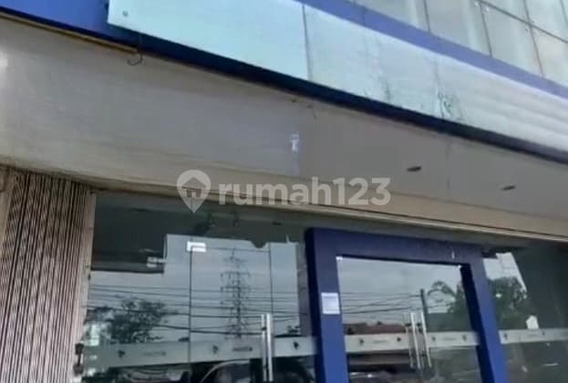 Ex Showroom Mobil & Bengkel Inc Lift Mobil & Body Repair di Depok