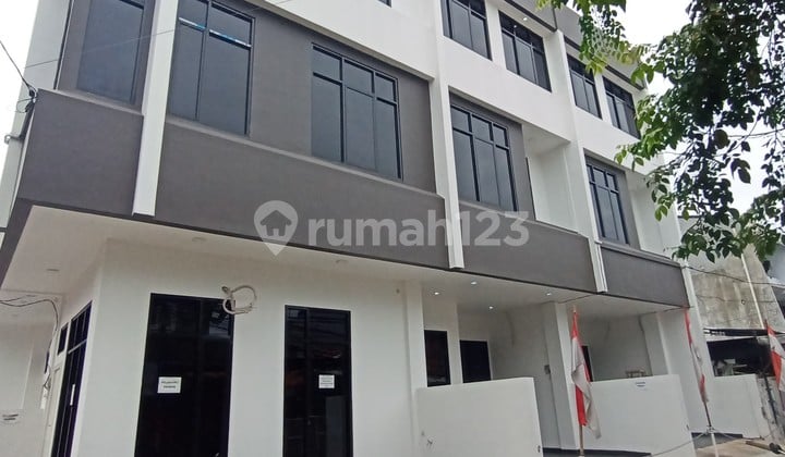 Rumah di Jual 3 Lantai di Kemayoran Jakarta Pusat
