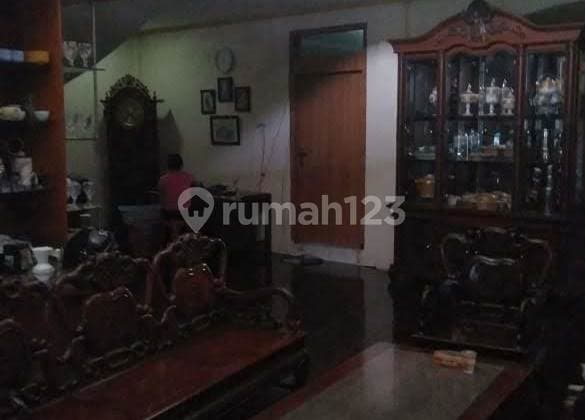 Super spacious house in Meruya, West Jakarta, 2 floors, Building Area 600 sqm, Freehold Certificate, Semi Furnished