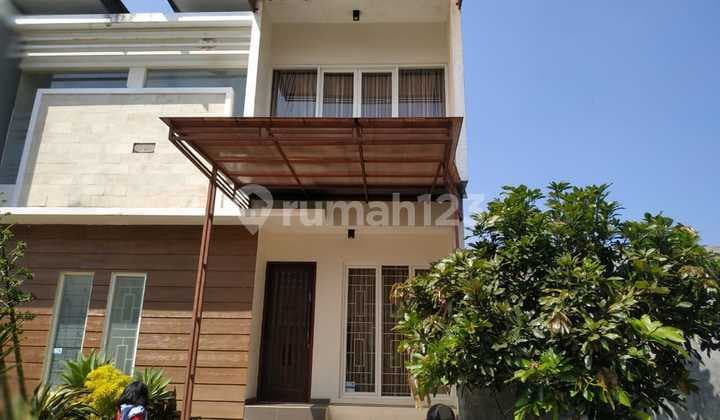 Rumah Villa di Apple 8 Batu