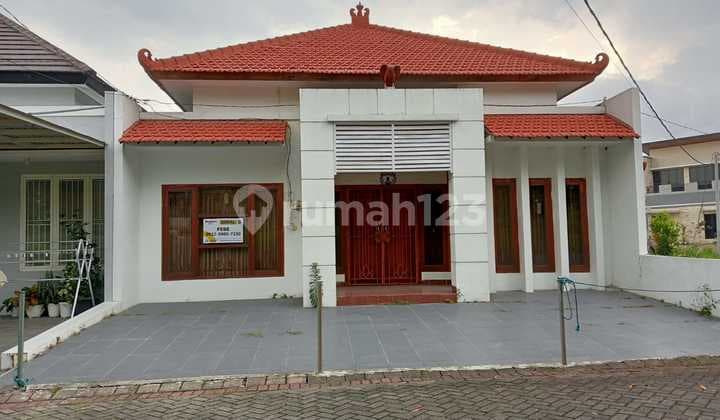 Villa House In Royal Garden Batu