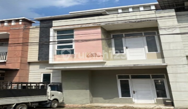 Modern Minimalist Elegant Dijual Rumah 2 Lantai di Platinum Regency - Dekat Living World & Ska Mall, Payung Sekaki Pekanbaru, Fasilitas Keamanan, Security 24 Jam, One Gate System, Cctv Area Tertentu, Jalan Komplek Lebar