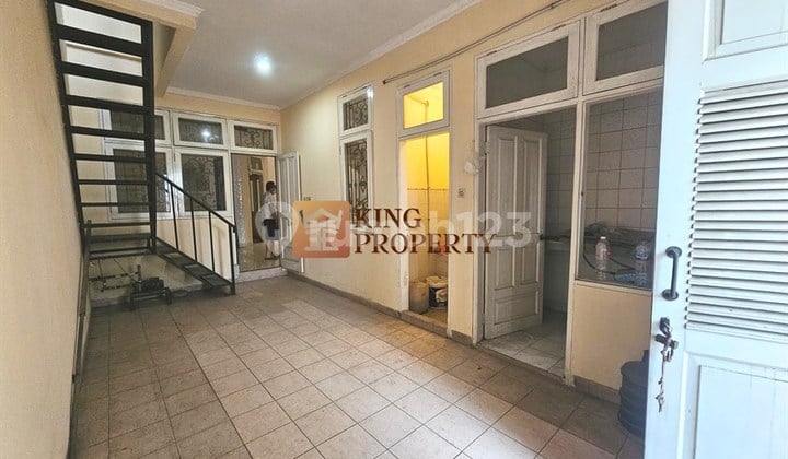 2-Story Mediterranean Tropical House Near Mall Puri Green Garden Residence, Close to MA Negeri 9 Jakarta, Sahid University, Pondok Indah Hospital, Siloam Hospital Kebon Jeruk, Waterbom Jakarta