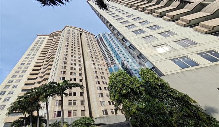 Spacious 3Br Apartment Slipi 118M² - Prime Location Near Sudirman, Senayan & Central Park Area, Fasilitas Kolam Renang, Fitness Center, Mini Market, Lapangan Tennis, Lapangan Squash, Lapangan Basket, Jacuzzi & Sauna, Area Taman & Rekreasi, Keamanan 24 Jam