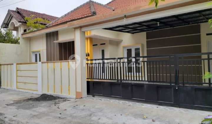 Rumah Cantik Dekat Kampus Dan RS Bonus Kolam Renang Anak