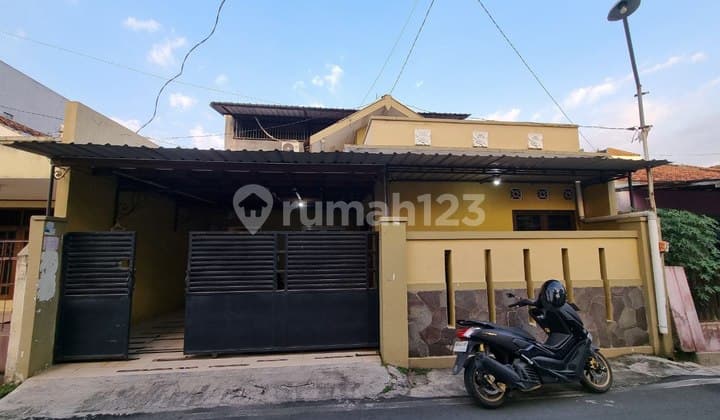 Rumah Bagus 2Lt Strategis Dekat Jalan Raya