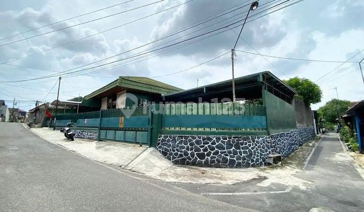 Rumah Hook Strategis Dekat Jalan Raya Slamet Riyadi