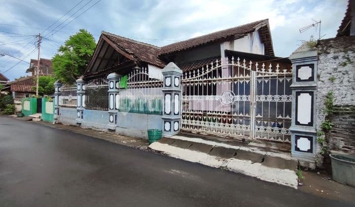 Rumah Strategis Tengah Kota Solo Hitung Tanah Saja