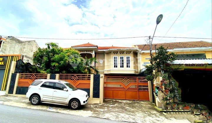 Rumah Mewah 3Lt Strategis Tepi Jalan Raya Solo