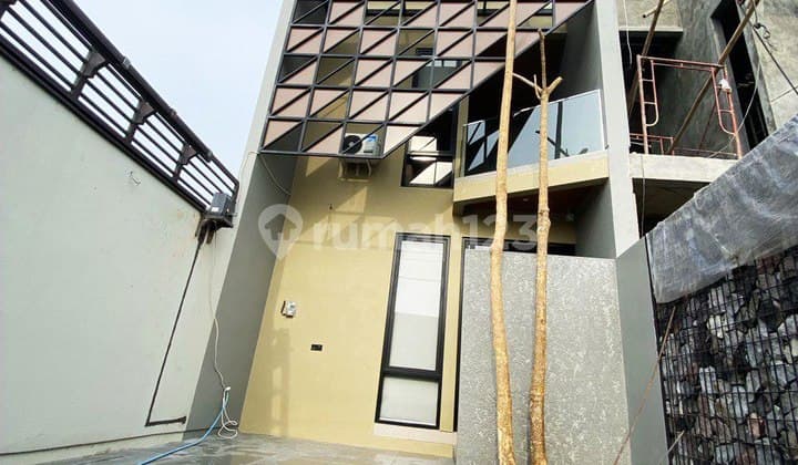 Rumah Desaign Futurisrik Konsep Hotel Strategis Furnished