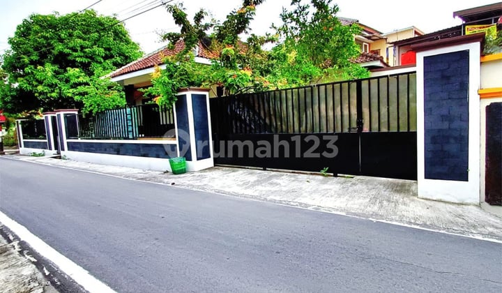 Rumah Bagus Luas Area Dekat GOR Manahan Dan Masjid Zayed
