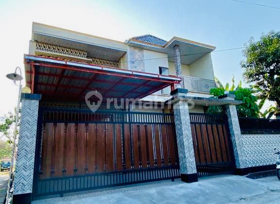 Rumah Cantik 2lt Strategis Dekat Keramakn Jalan Raya