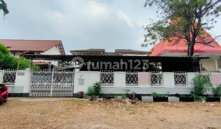 Rumah Luas Dekat Jalan Raya di Duren Sawit Jakarta