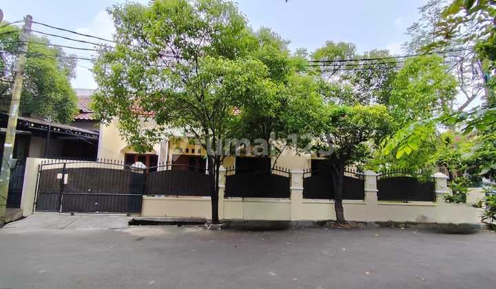 Disewakan Rumah Luas Posisi Hook View Depan Taman di Galaxy Bekasi