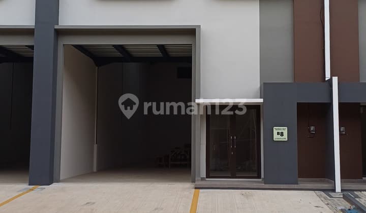 EraPrima Warehouse Toha Industrial Park Tangerang, strategic and secure.