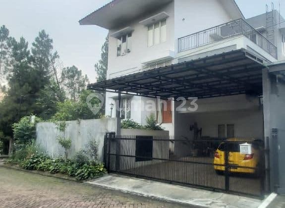 Rumah 2 lantai setengah hoek