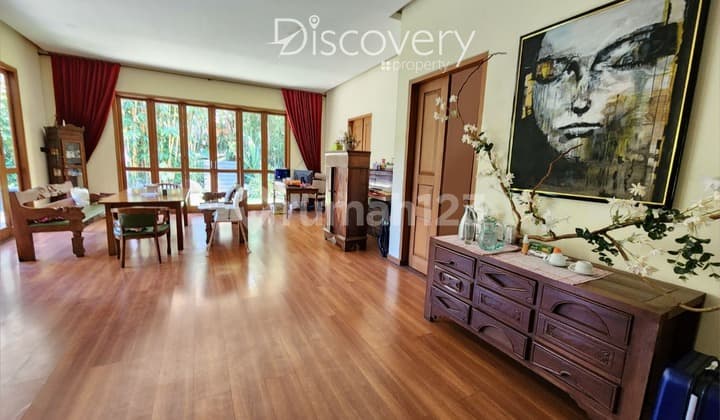 Rumah Dengan Kolam Renang di Jalan Bukit Raya Atas Ciumbuleuit