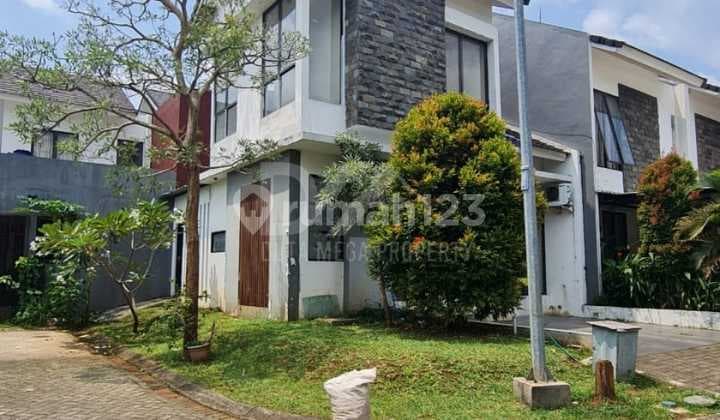 Spacious Parking Hook House For Quick Sale In Graha Raya