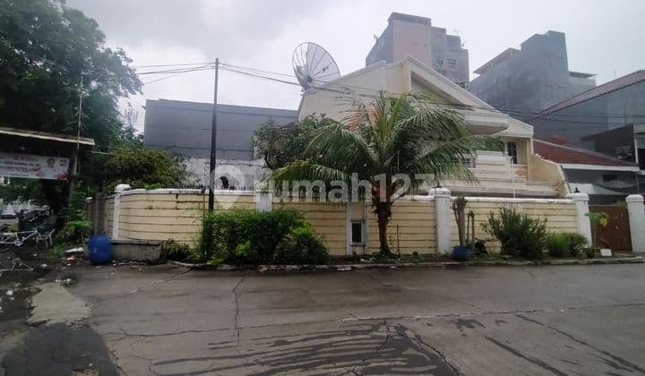 Rumah Hoek seberang sekolah BPK Penabur row jalan lebar