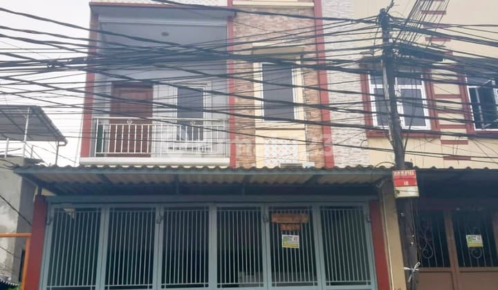 Rumah 4 Lantai Jembatan Besi Row Jalan 2 Mobil