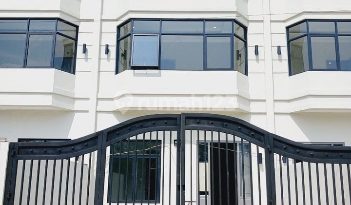 Rumah 2 Lantai Lokasi Strategis di Tengah Pusat Kota Depok