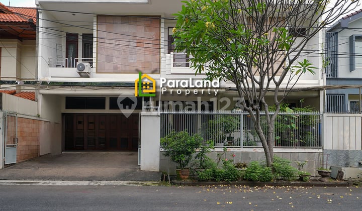 Rumah 2 lantai di Taman Aries dekat Puri Indah Rumah Pemandangan Depan Taman
