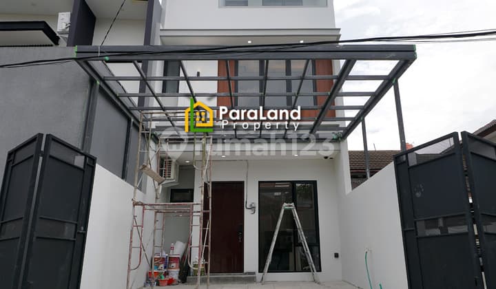 Rumah Baru 3 Lantai Akses Jalan Lebar 3 Mobil, Lokasi Bagus dan Mudah di Jangkau