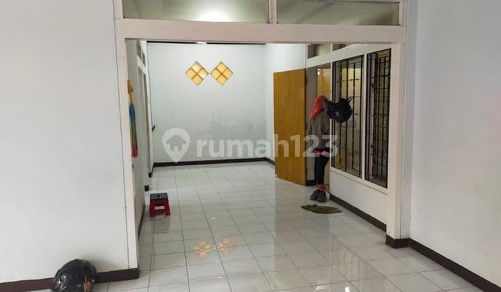 Disewakan rumah dekat istana plaza