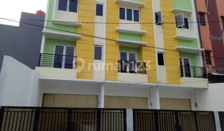 New 3-story shophouse in Cideng