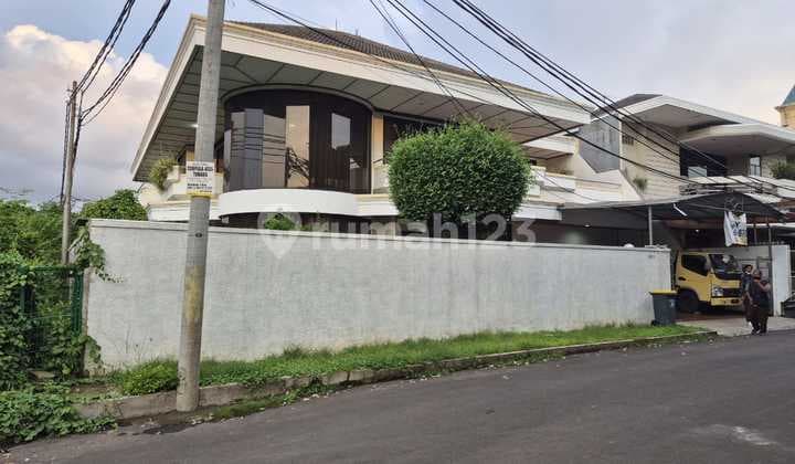 Luxurious House in Tomang
