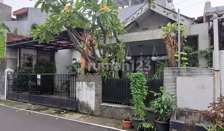 Rumah Lama Terawat Di Tomang