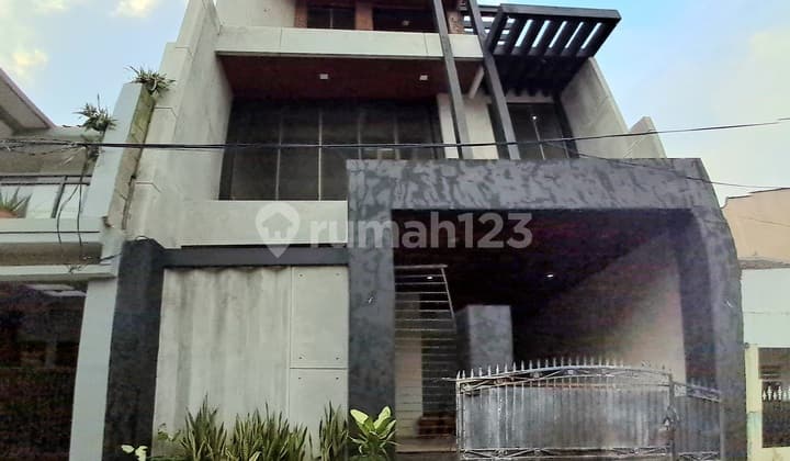 Rumah Bergaya Industrial Pondok Cipta Bintara Bekasi