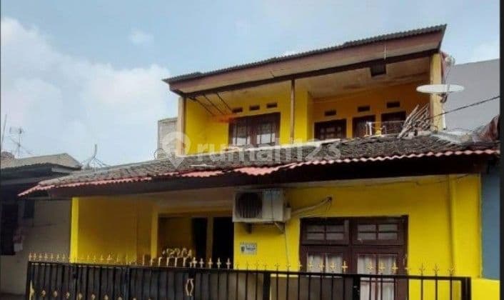 For sale: quick sale of a 2-story house in Villa Pertiwi housing complex.