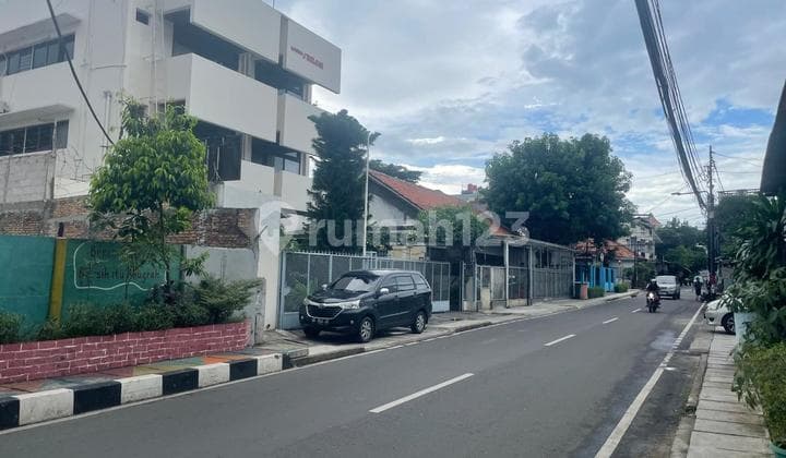 House with Certificate of Ownership, Land Measurement in Kramat Pulo Senen, Price Below NJOP.