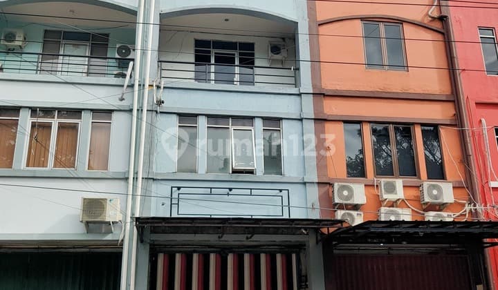 Disewakan Ruko 3 1/2 Lantai Strategis di Duren Sawit Jakarta Timur