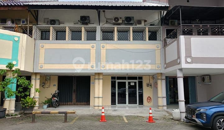 Ruko gandeng siap pakai cocok untuk usaha kantor sudah renovasi