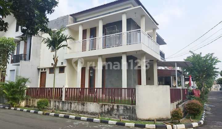 A 2-story hook house in a peaceful and comfortable complex in sector 9, Bintaro.
