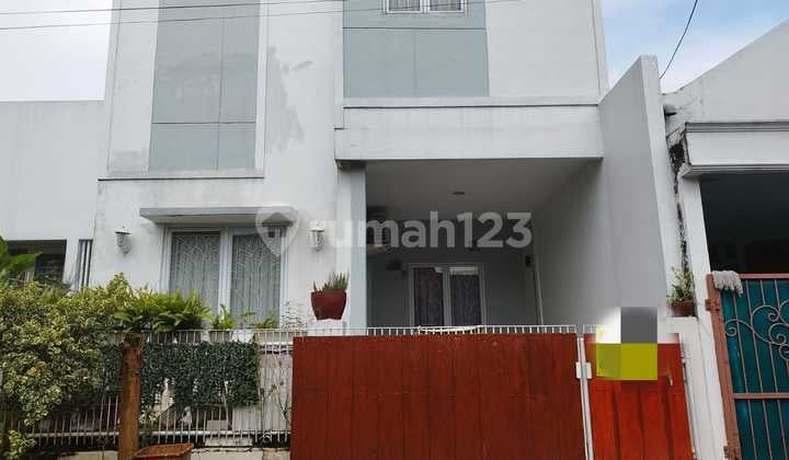 Rumah Cantik dengan Mezanin Dalam Komplex yang Nyaman Strategis