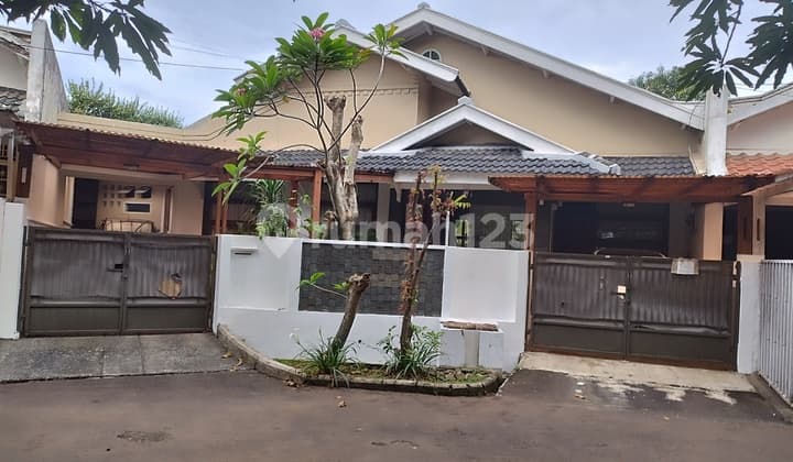 Rumah Bagus Asri Didepan Taman Dan Lapangan,halaman Belakang Luas