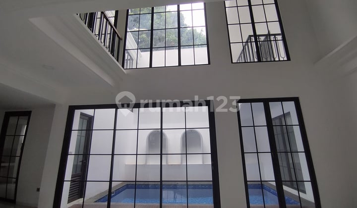 Rumah Megah American Classic dengan S Pool Strategis Nyaman Jalan Lebar