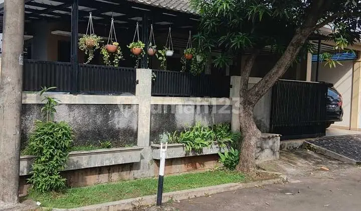 Rumah bagus di Villa Bintaro Indah dekat stasiun KRL dan RS Sari asih .