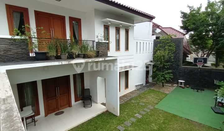 Rumah megah dan kokoh sangat asri dilokasi yang nyaman dan tenang strategis