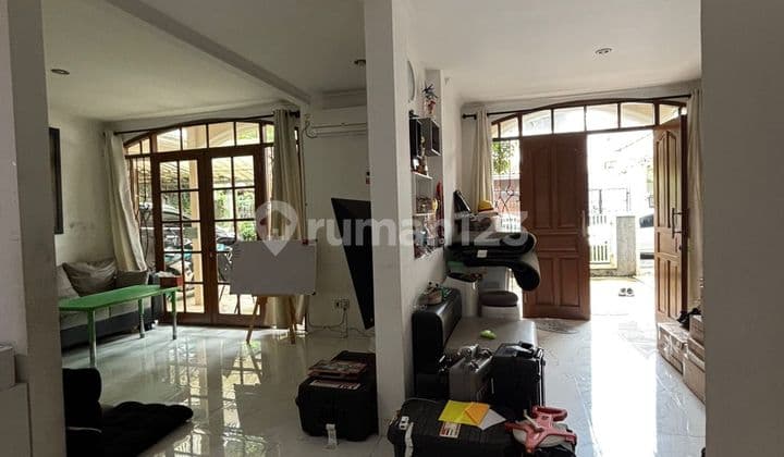 Rumah Bagus 2 Lt Rapih dengan Pencahayaan yang Maksimal Dilokasi Strategis