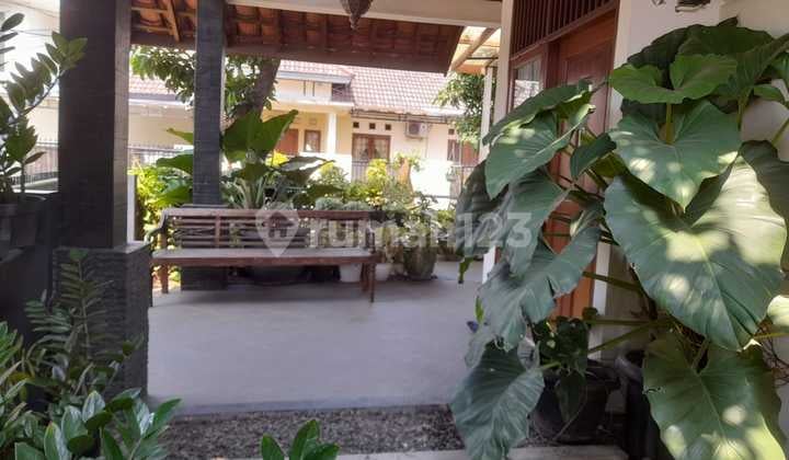 Rumah letak di hook yang asri terawat dalam komplex dekat Stan bintaro