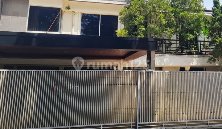 Rumah Kota Bandung dengan Kolam Renang di Sayap Pahlawan