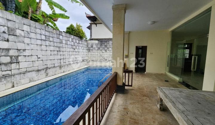 Villa Estetik dengan Lingkungan yang Tenang Dijual, di Benoa Area