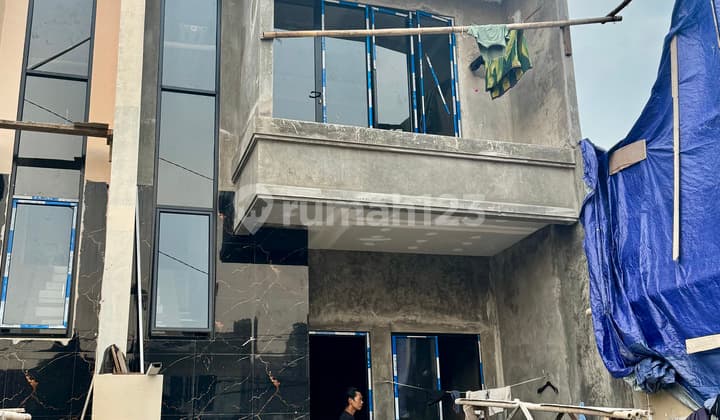 Rumah 2 Lantai di Villa Melati Mas, Tangerang Selatan