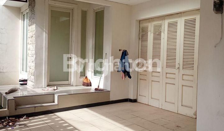 Rumah besar dekat toll